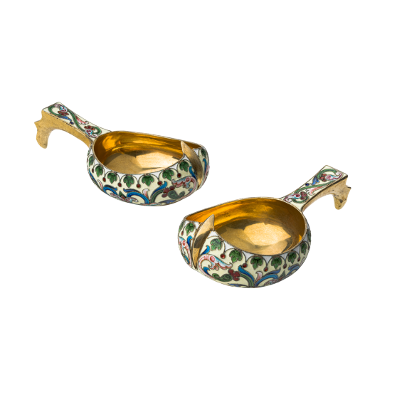 Парные серебряные ковши (корчики) фабрики И.Салтыкова, серебро 84 пробы, внутреннее золочение, полихромная перегородчатая эмаль, Москва, 1884–1890-е гг